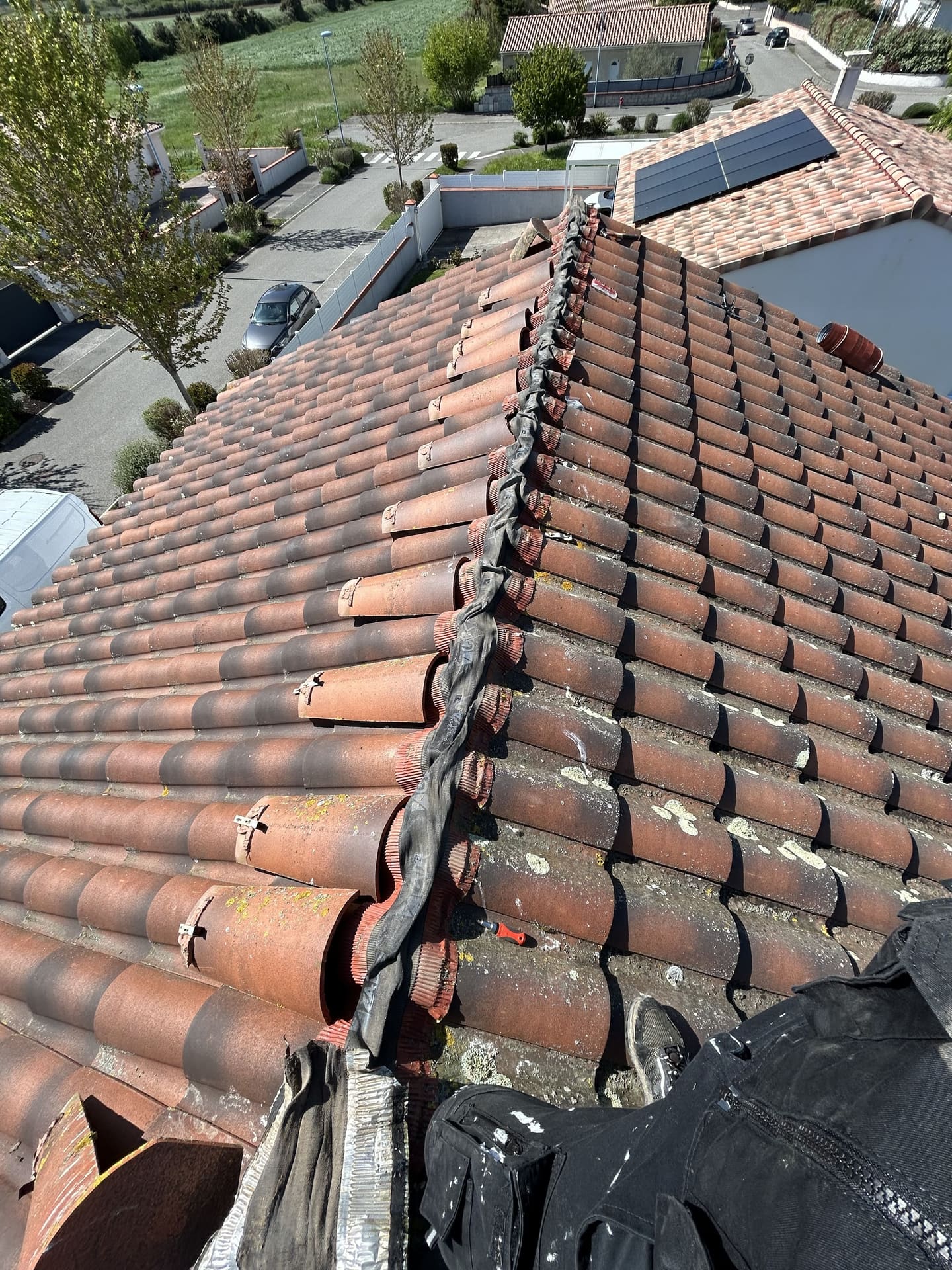 Réparation faîtage toiture tuiles terre cuite par couvreur professionnel à Biarritz