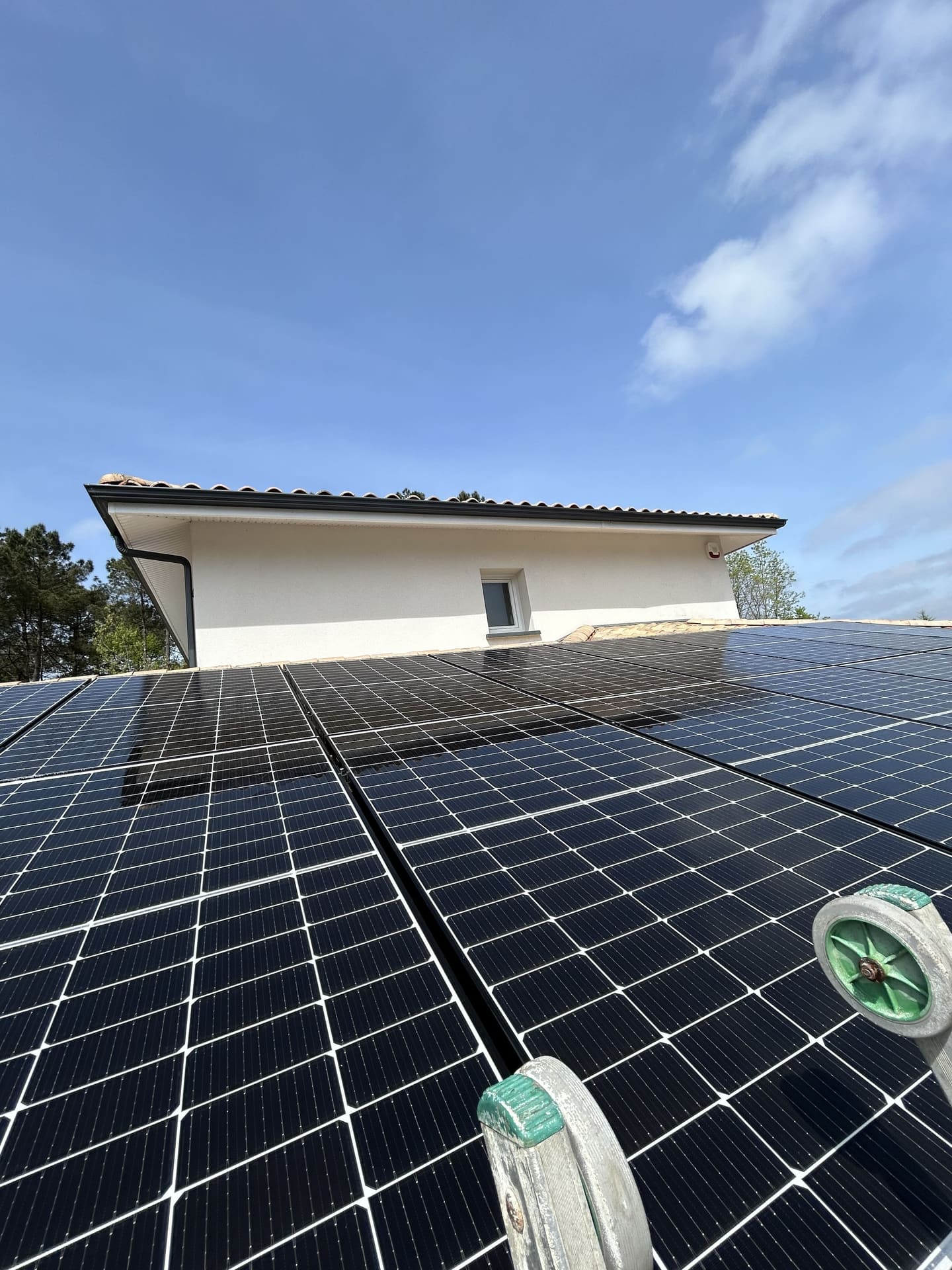 Toiture nettoyée sur maison individuelle couvreur Pays Basque et Gironde
