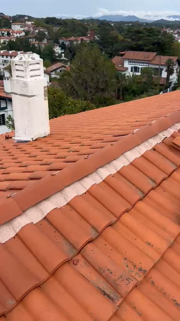 Faîtage de toiture en tuiles terre cuite refait à neuf sur closoir ventilé après réfection par couvreur au Pays Basque (64)